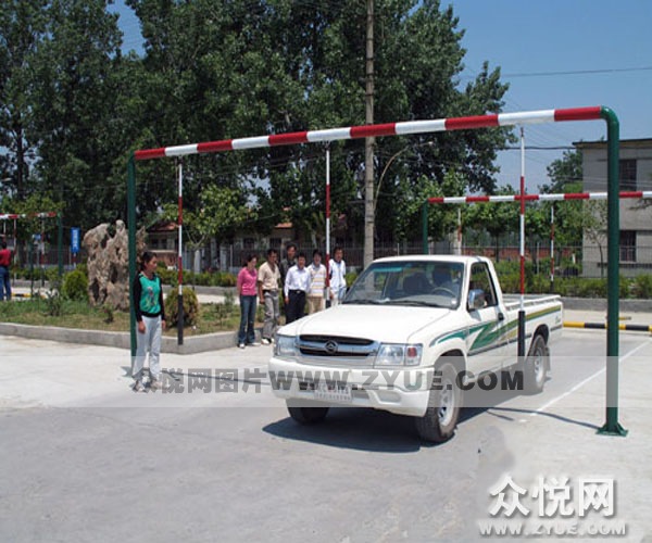 地矿驾校教练车