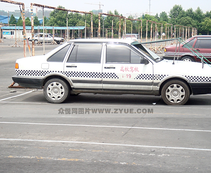 高校驾校教练车 白色