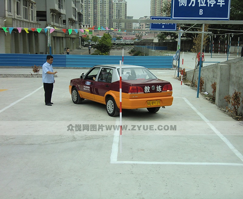 广州正通驾校教练指导学员侧方停车