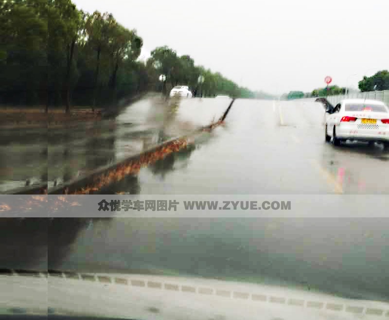 上海金健驾校雨天训练现场