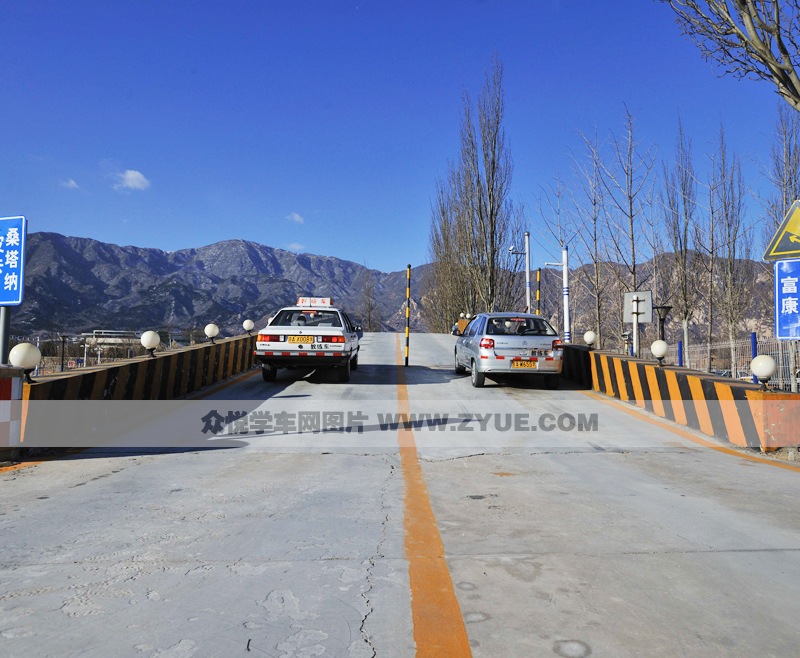 金龙驾校上坡路定点停车与起步场地