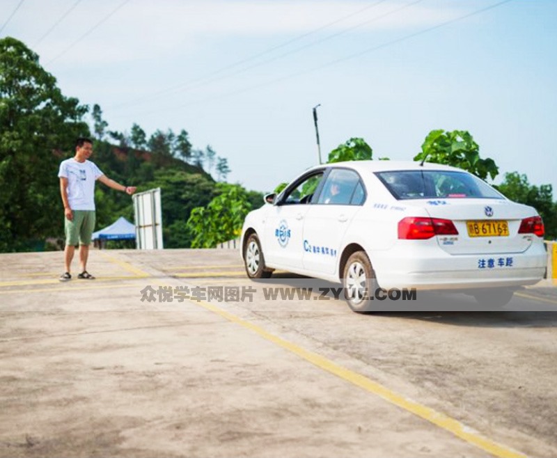 赣州神州驾校教练指导现场