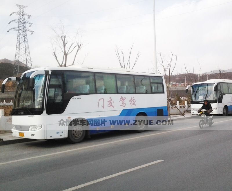 门交驾校学员接送班车