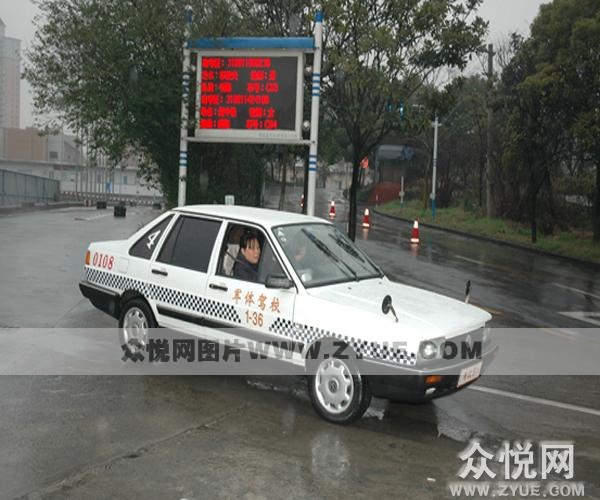 军体驾校教练车