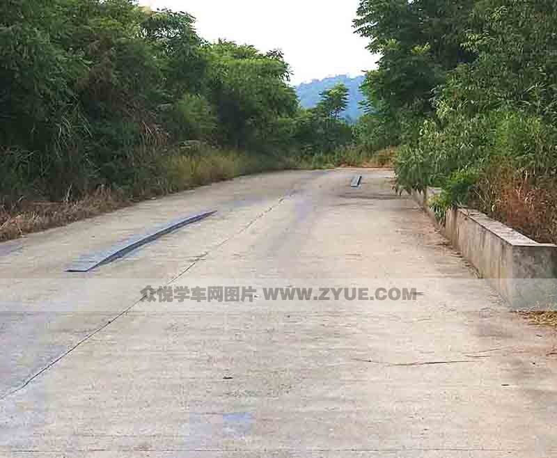 和欣驾校过单边桥场地