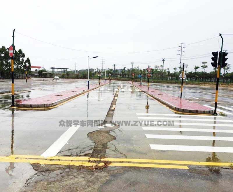 厦门鑫双榕驾校雨后训练场地